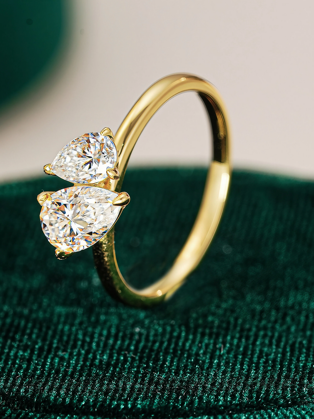 Éclat Moissanite Ring